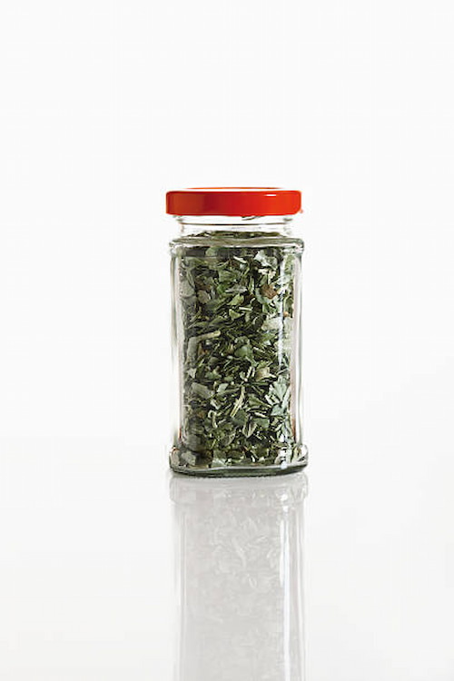 ترخون خشک مناسب خوش‌ طعم کردن گوشت و مرغ